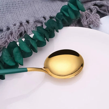 Set de 24 tacamuri, elegant si rafinat, cu un finisaj luxos, verde cu auriu