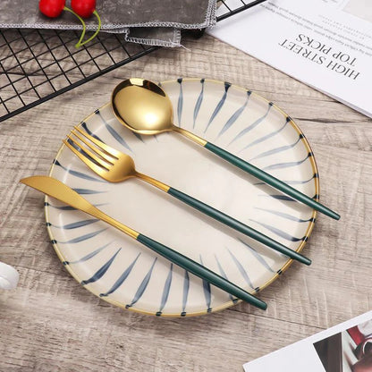 Set de 24 tacamuri, elegant si rafinat, cu un finisaj luxos, verde cu auriu