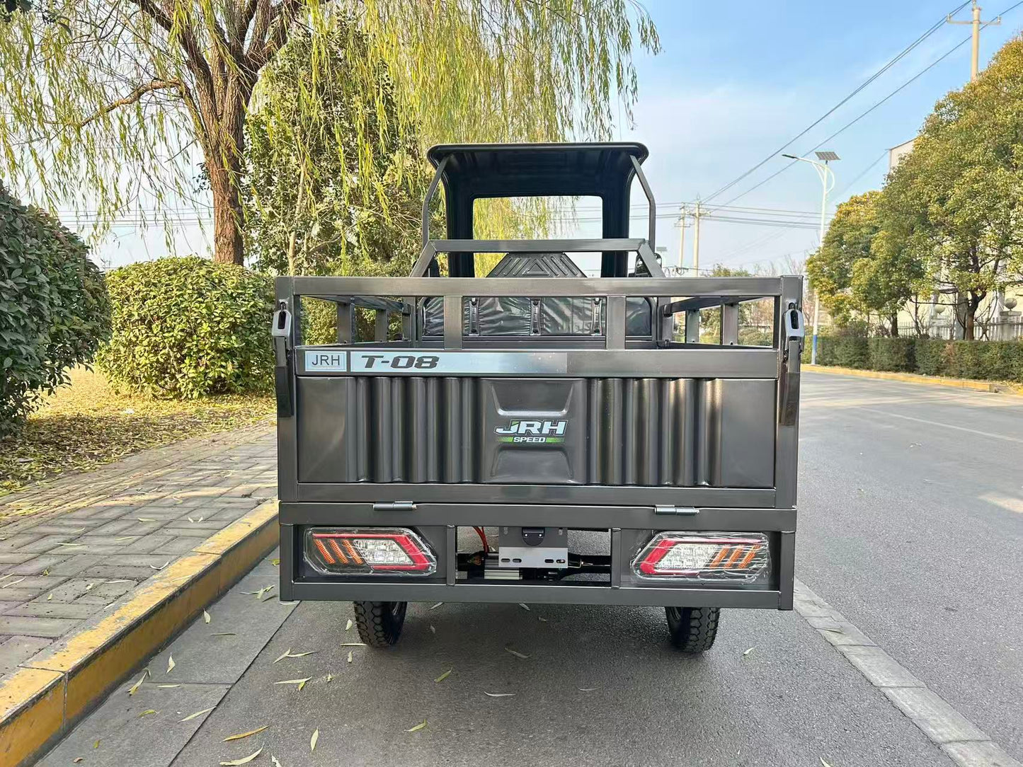 Triciclu Electric cu cabina Cargo JRH 1500W – cargo blana cu 2 locuri