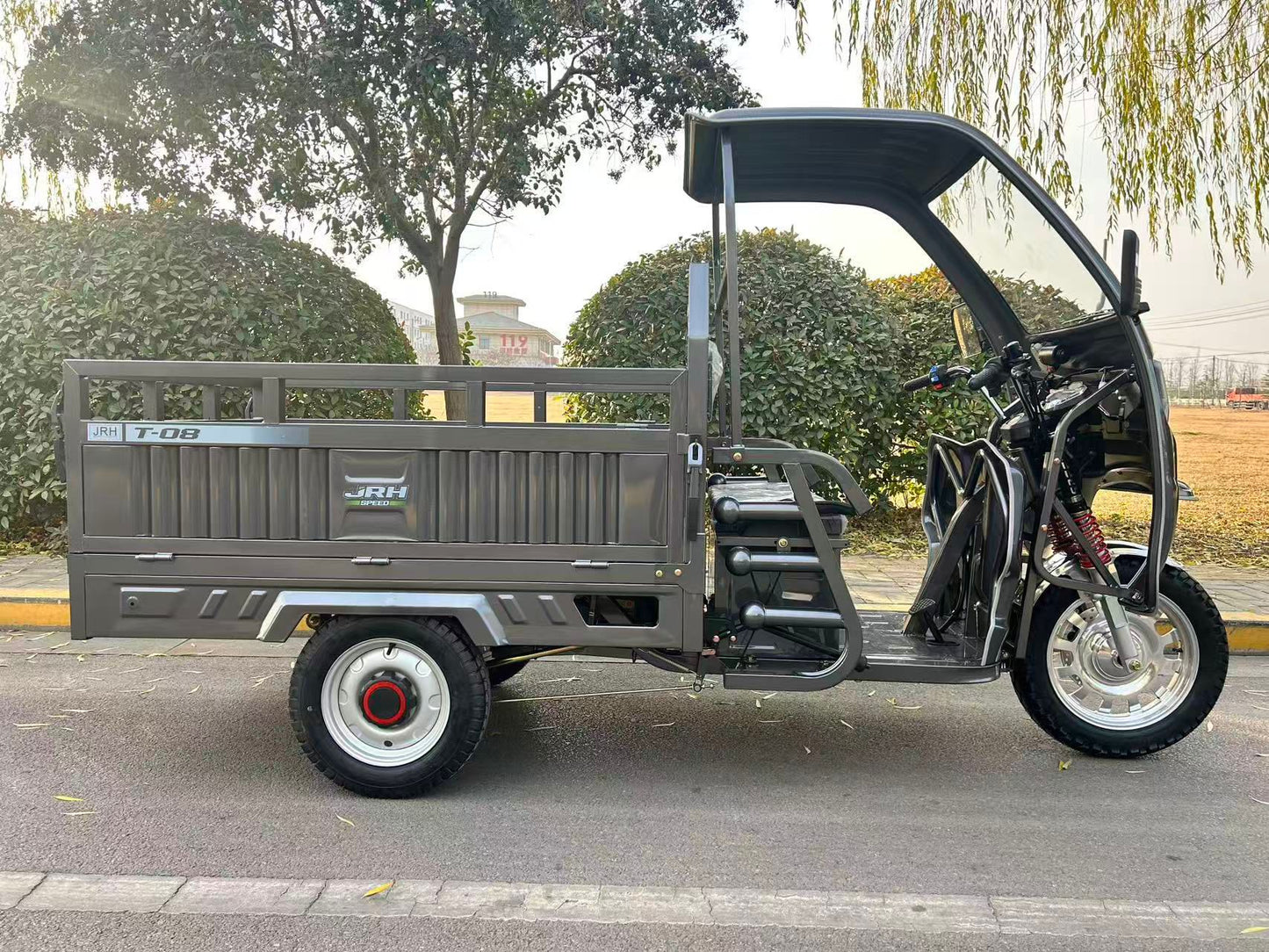 Triciclu Electric cu cabina Cargo JRH 1500W – cargo blana cu 2 locuri