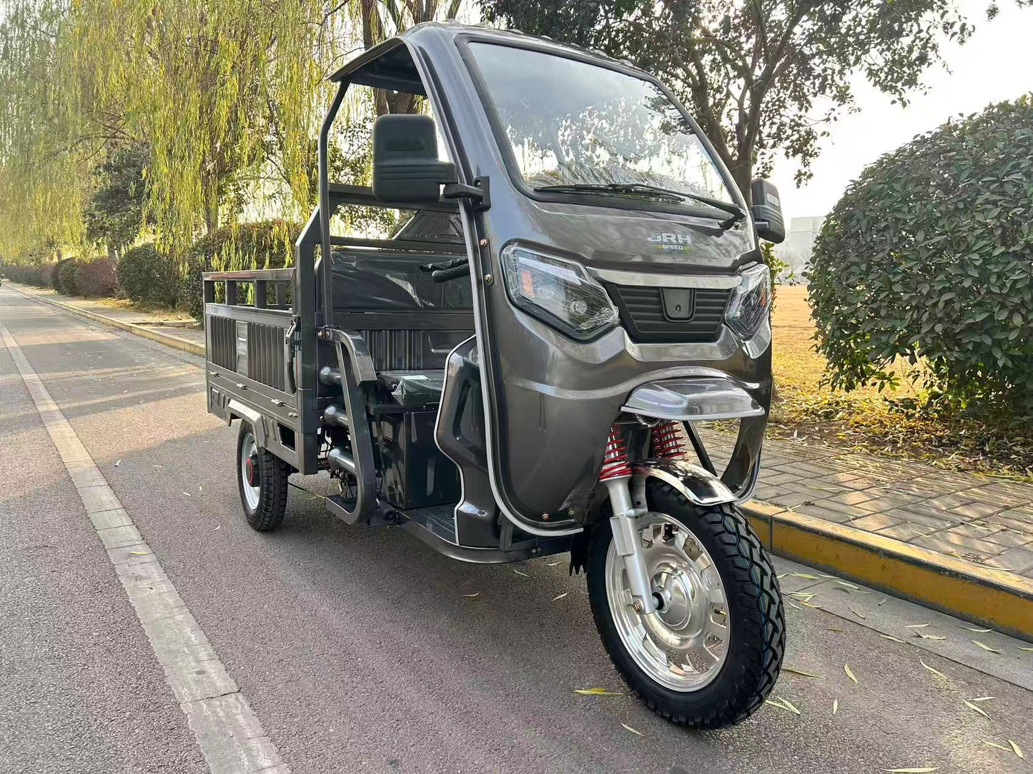 Triciclu Electric cu cabina Cargo JRH 1500W – cargo blana cu 2 locuri