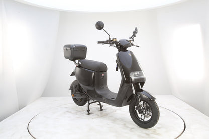Scuter Electric negru 48V 30Ah 900W – Limitat 25 km/h, Autonomie 90 km, Fără permis