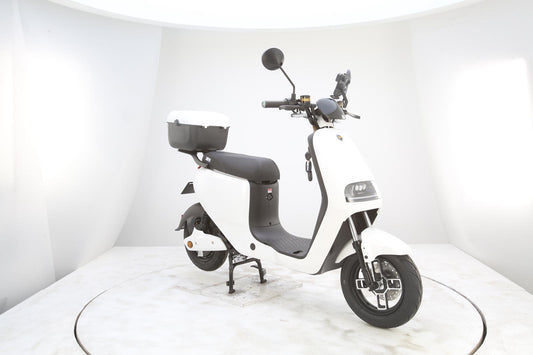 Scuter Electric alb 48V 30Ah 900W – Limitat 25 km/h, Autonomie 90 km, Fără permis
