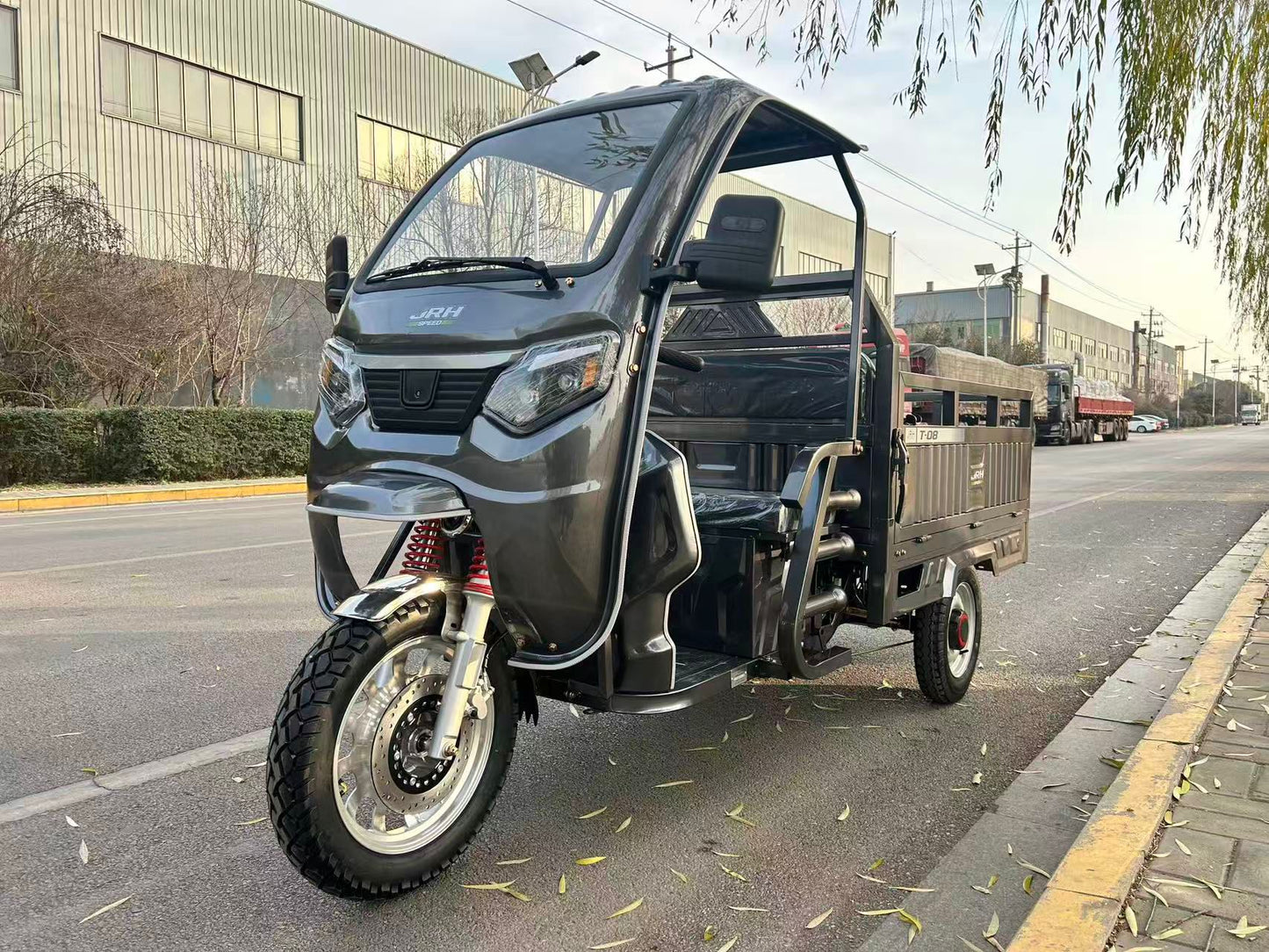 Triciclu Electric cu cabina Cargo JRH 1500W – cargo blana cu 2 locuri